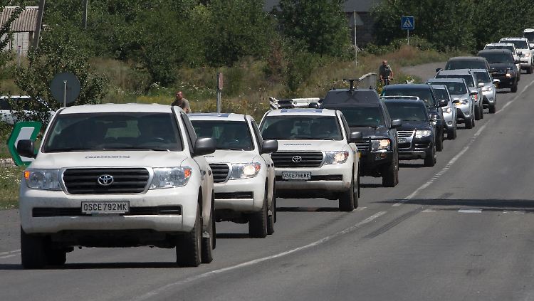 Der Konvoi von Forensikern, Polizisten und OSZE-Mitarbeitern musste wegen der Gefechte zwischen Separatisten und ukrainischer Armee umkehren.