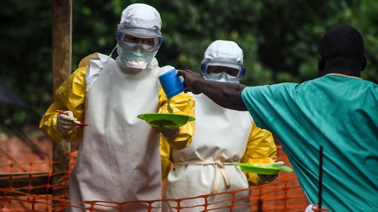 Das medizinische Personal muss strenge Vorschriften einhalten, wenn es denn Ebola-Infizierten Essen bringt.