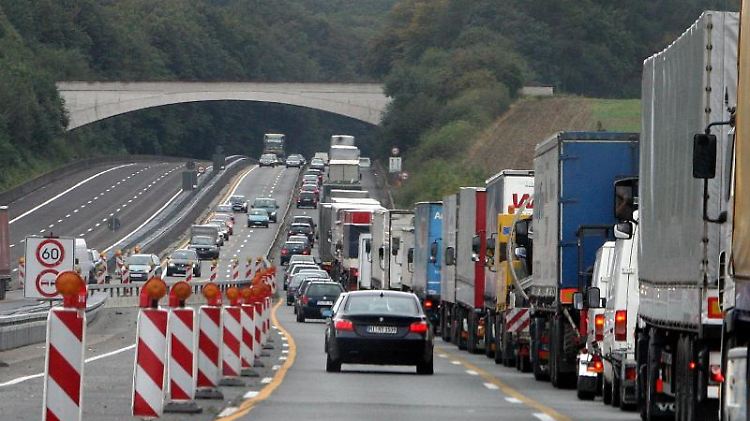 Autobahnbaustellen ärgern viele Autofahrer - ob eine Bundesgesellschaft das besser hinkriegt? Foto: Holger Hollemann