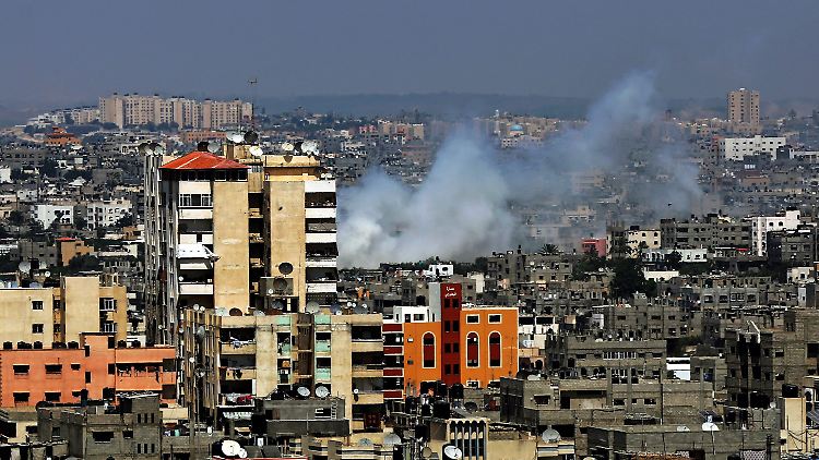 Nach einem israelischen Luftschlag steigt Rauch über Gaza Stadt auf.