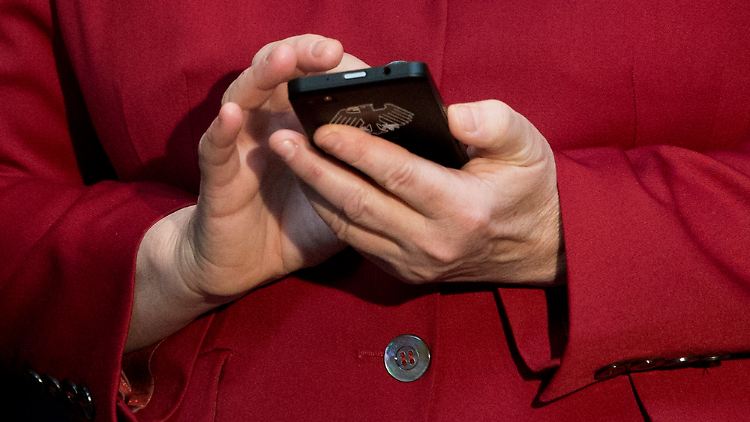Beim Telefonieren nie allein: Merkel mit Handy.