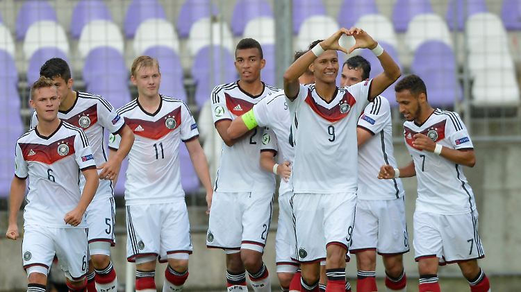 Davie Selke (3.v.r.) erzielte das erste Tor für die deutsche Mannschaft.