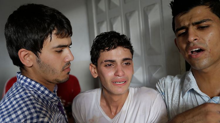In einer Leichenhalle in Gaza-Stadt: Diese jungen Männer haben gerade einen Angehörigen identifiziert.