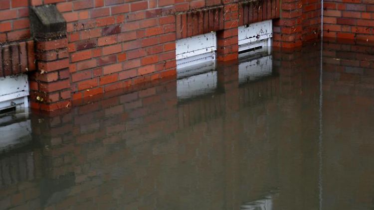 Starke Gewitter mit viel Regen führen zu Wasserschäden. Diese sollten die Hausbesitzer vor dem Aufräumen dokumentieren.