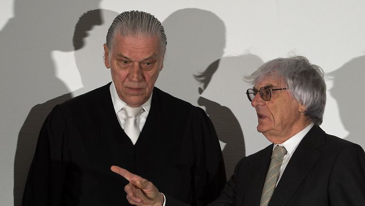 Formel-1-Chef Bernie Ecclestone und sein Anwalt Sven Thomas am Tag des Prozessbeginns am 04. Juni.