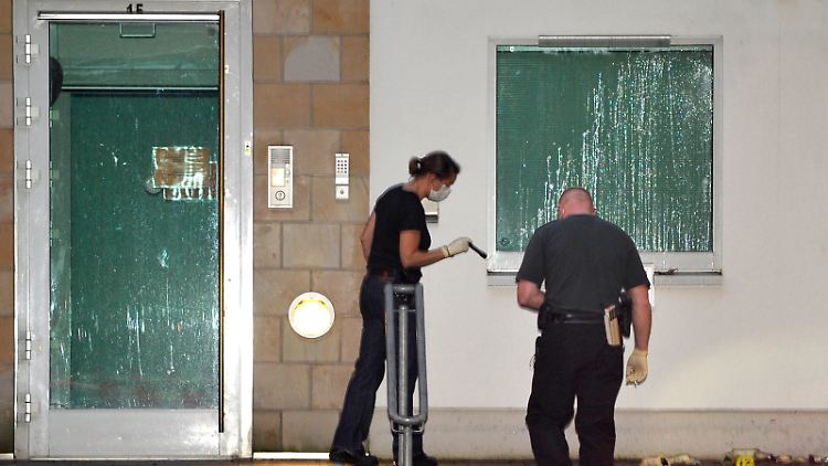 Die Polizei sucht die Fassade der Synagog nach Beschädigungen ab.
