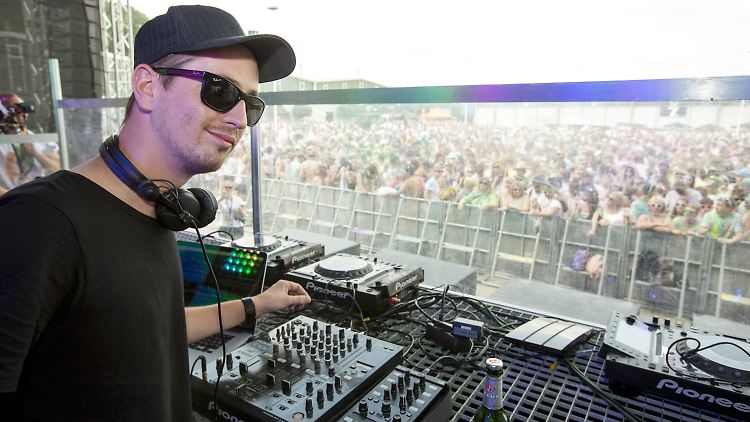 Robin Schulz auf dem HoliFestival of Colours am 26. Juli 2014 auf dem Messegelände Saarbrücken.
