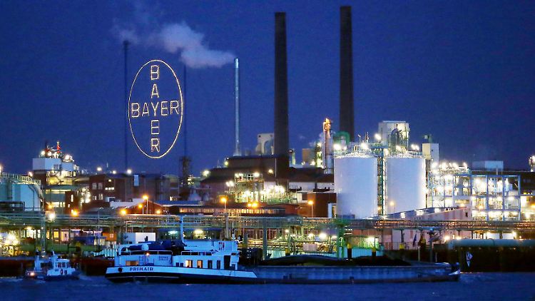 Die Nachfrage in der Agrochemie schiebt die Geschäfte von Bayer an.