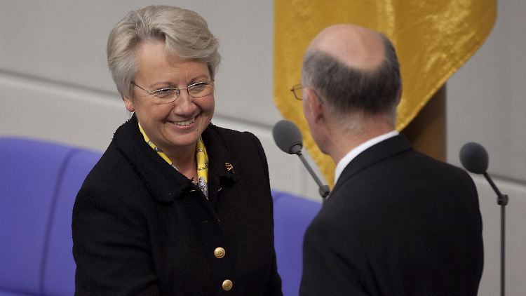 Andere Zeiten: Annette Schavan bei der Vereidigung durch den Bundestagspräsidenten.