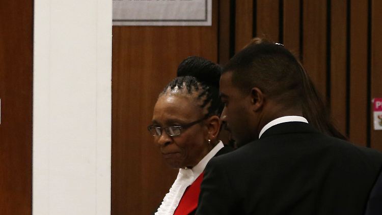 Masipa und ihre Beisitzer bei der Inspektion der Toilettentür aus Pistorius' Haus.
