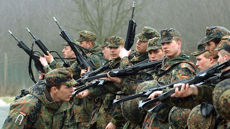 Waffenprüfung durch einen Ausbilder: Bald müssen junge Männer nichtmal mehr Gewissensbisse haben, wenn sie den Dienst verweigern wollen.