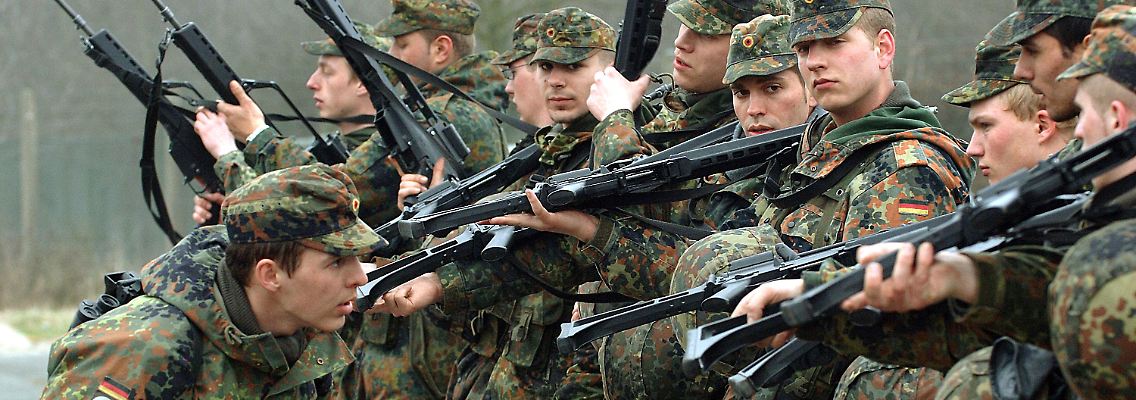 Waffenprüfung durch einen Ausbilder: Bald müssen junge Männer nichtmal mehr Gewissensbisse haben, wenn sie den Dienst verweigern wollen.