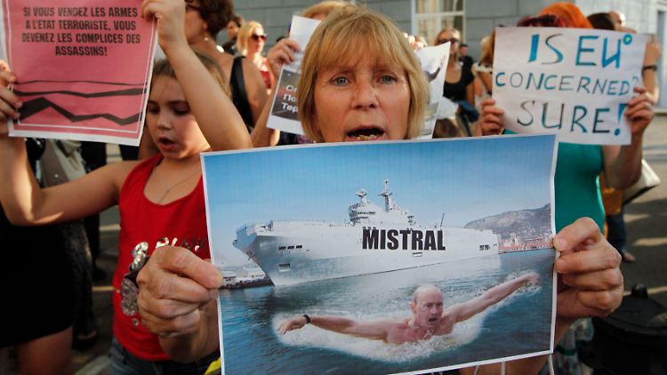 Protest in Kiew gegen Frankreichs Pläne, Kampfschiffe der Mistral-Klasse an Russland zu liefern.