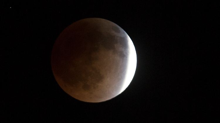 Die Form des Mondes kann nicht auf die gleiche Weise erklärt werden wie zum Beispiel die der Erde.