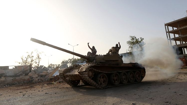Eine Al-Kaida nahestehende Miliz feiert die Einnahme einer Basis der libyschen Spezialeinheiten nahe Benghasi.