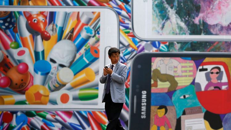 Viele Kunden kaufen ihre Smartphones bei billigeren Anbietern. Das bekommt Samsung zu spüren.