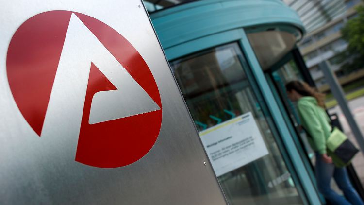 Zwar stiegen die Arbeitslosenzahlen im Juli leicht an - im Jahresvergleich sieht das allerdings anders aus.