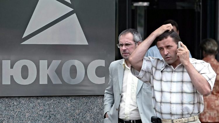 Passanten vor der Yukos-Zentrale in Moskau (Archivbild aus dem Jahr 2004).
