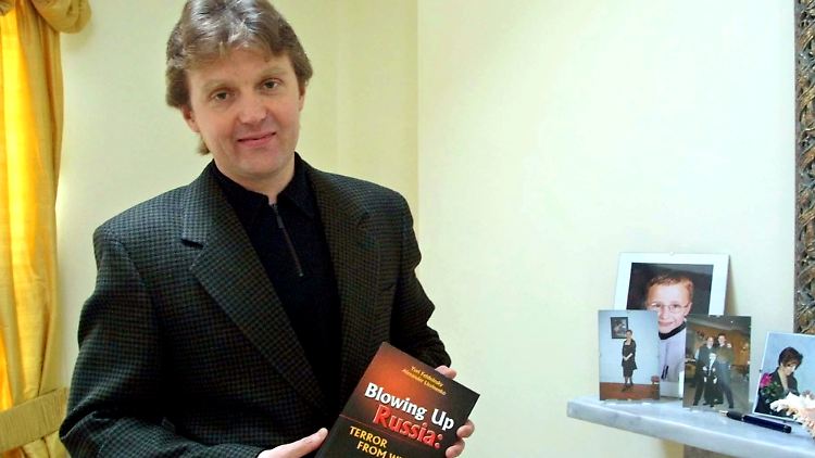 Litwinenko im Jahr 2002 bei der Präsentation seines Buches "Blowing Up Russia: The Secret Plot to Bring Back KGB Terror" in London.
