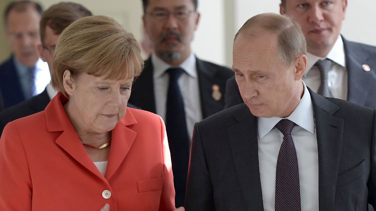 Merkel und Putin kurz vor dem WM-Endspiel in Rio de Janeiro: Haben sie sich hier auch über ihren geheimen Ukraine-Deal ausgetauscht?