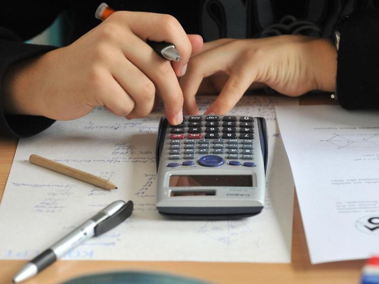 Lernen Kinder an einer Privatschule kostet das Geld. Eltern haben die Möglichkeit, die Kosten in der Steuererklärung anzugeben.
