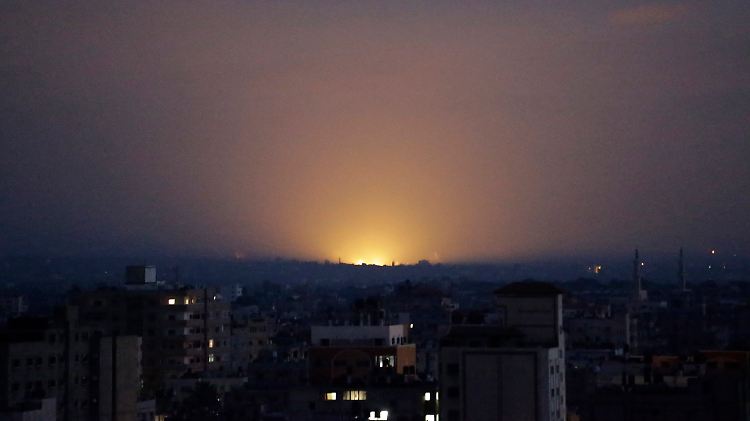 Israelische Luftschläge in der Dämmerung.