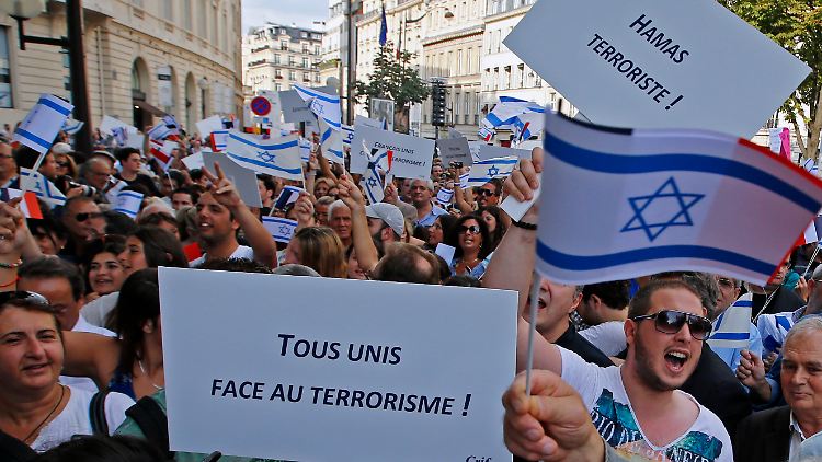 Die Teilnehmer der proisraelischen Kundgebung versammelten sich nahe der israelischen Botschaft.