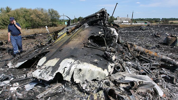 Im Wrack von MH17 liegen immer noch Leichen.