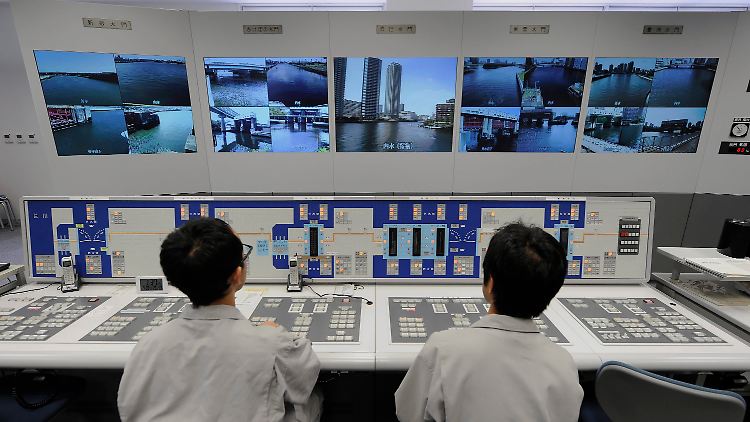 Hochindustrialisiertes Land: In Tokio überwachen Miterarbeiter der Stadtverwaltung den Gezeitenpegel im Hafen der Metropole.