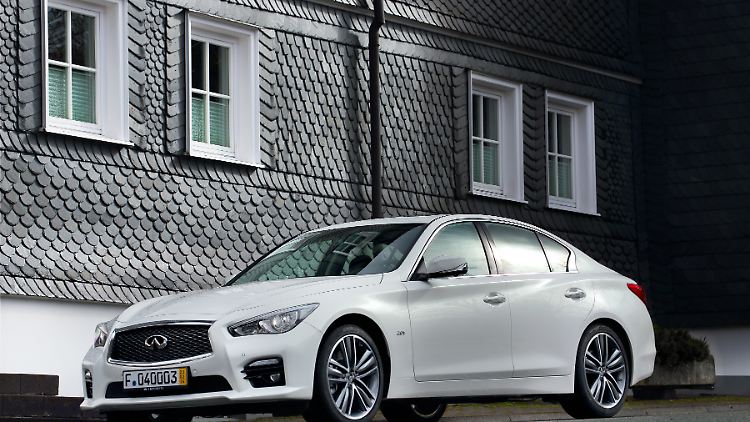 Den Infiniti Q50 gibt's ab Herbst auch mit Benzinantrieb. 