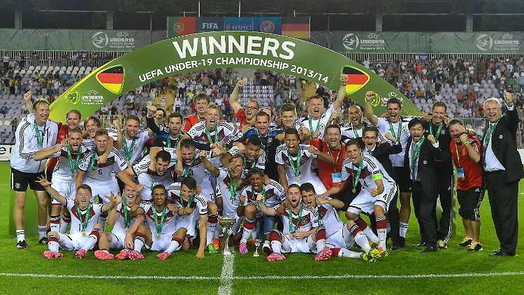 Nach dem WM-Titel freut sich der DFB nun über den EM-Triumph seiner U19-Junioren.
