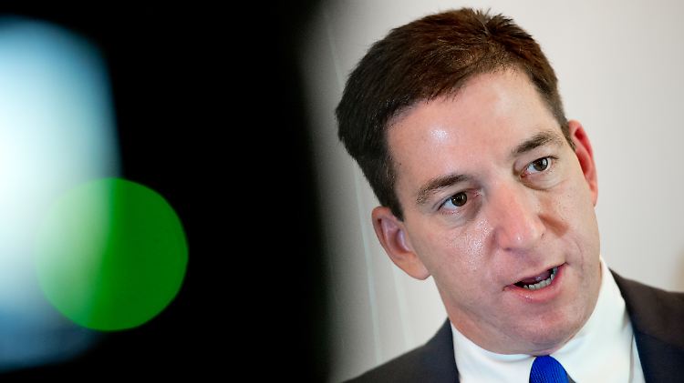 Glenn Greenwald unterstützt Snowden bei der Veröffentlichung der vertraulichen NSA-Dokumente.