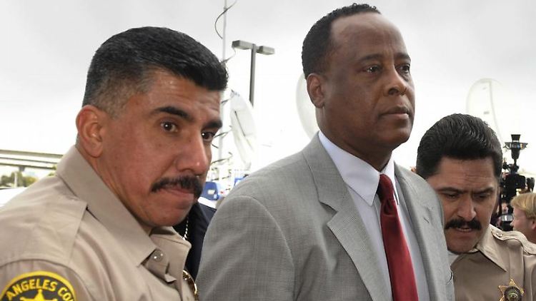 Bleibt weiter in Freiheit: Conrad Murray (m).
