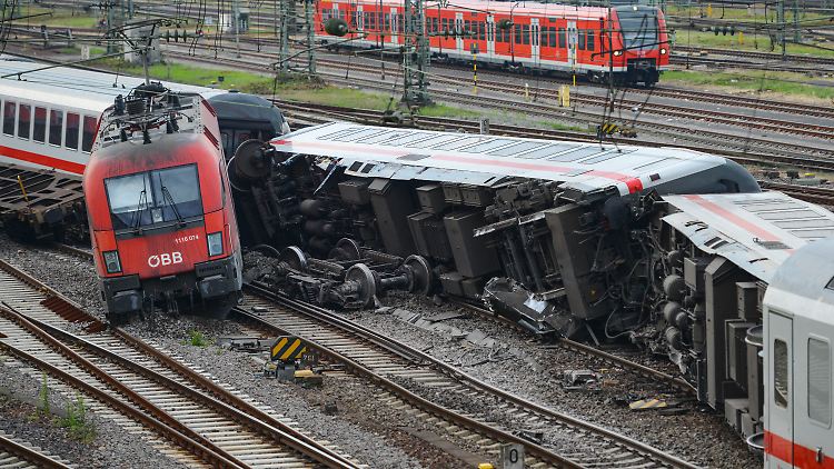 Glück im Unglück: Der Güterzug drosselte seine Geschwindigkeit bei der Einfahrt in den Bahnhof.