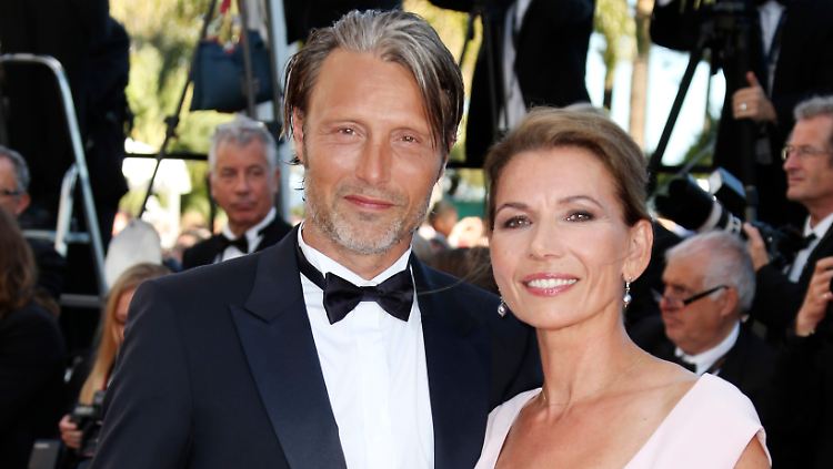 Schauspieler Mads Mikkelsen wird zum "Sexiest Man" gekürt - und was macht seine Frau? Sie gähnt.