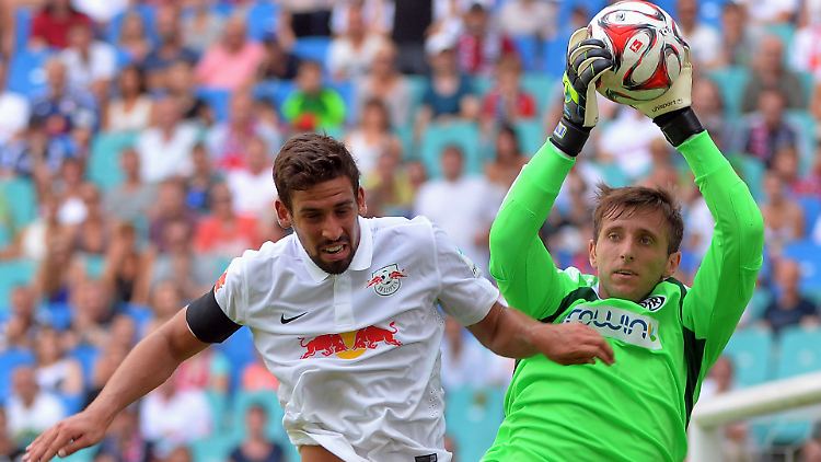 Der Leipziger Rani Khedira im Zweikampf mit Aalens Keeper Jasmin Fejzic. 