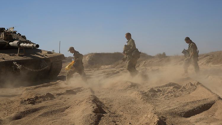 Israelische Soldaten bekämpfen die Hamas - die auch in der arabischen Welt nicht nur Unterstützer erfährt.