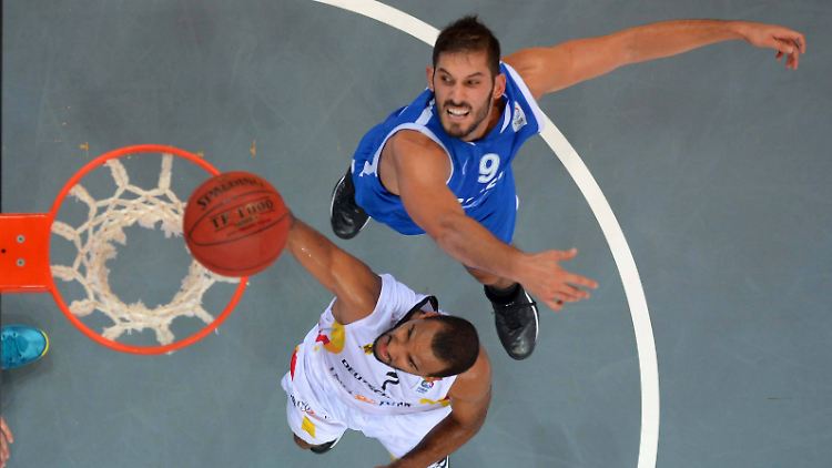 Akeem Vargas punktet gegen Israels NBA-Star Omri Casspi.