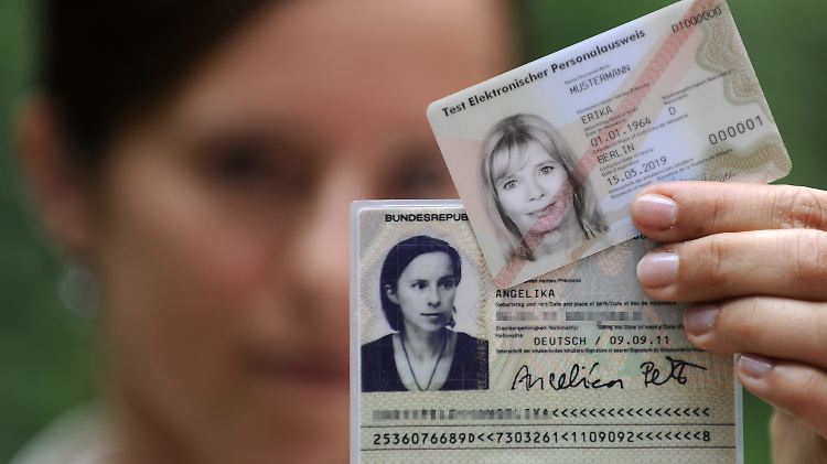 Wer ab November einen neuen Personalausweis braucht, bekommt die Variante 2.0 (oben).