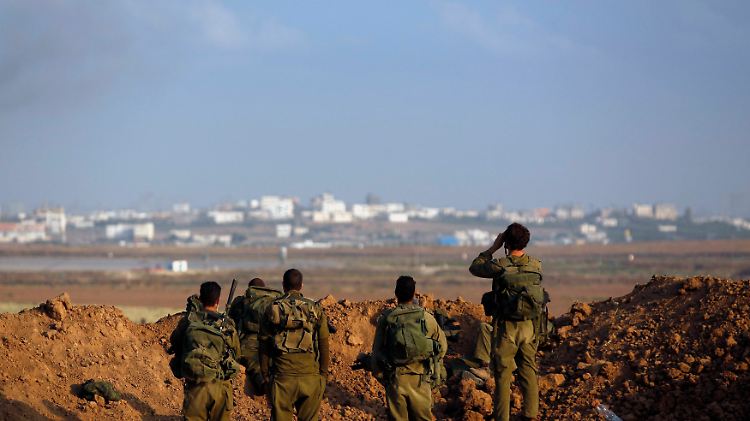Aus Israel blicken Soldaten der israelischen Armee nach Gaza.