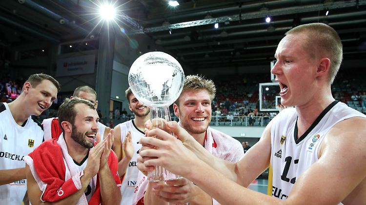 Das ist das Ding: Robin Benzing nimmt den Supercup in den Klammergriff.