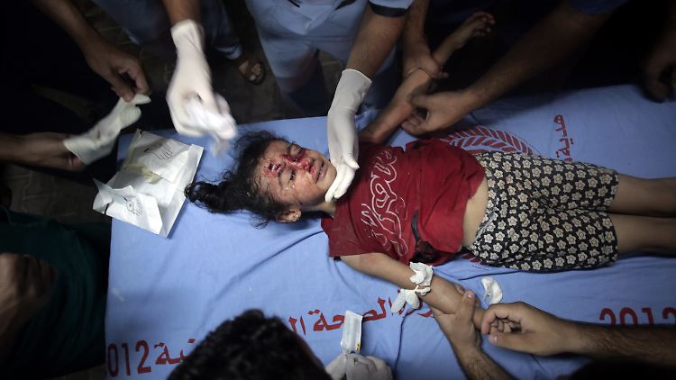 Ärzte versorgen ein verletzten Mädchen im Krankenhaus des Flüchtlingslagers Rafah im Süden des Gazastreifens.