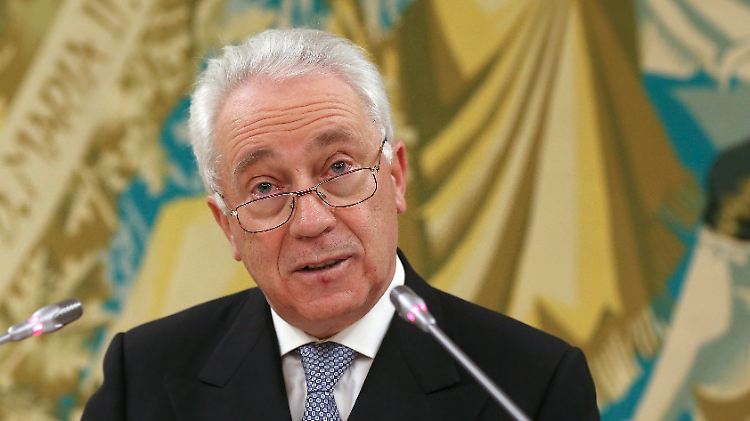 "Es wurde zwingend erforderlich und dringend, eine Lösung einzurichten, um Einlagen zu garantieren und das Finanzsystem zu schützen", sagt Zentralbankchef Carlos Costa.