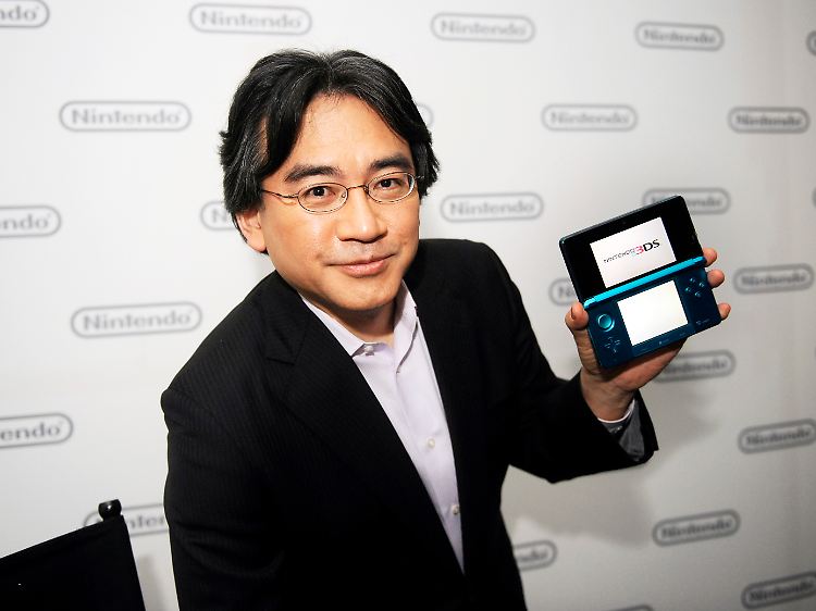 Stolzer Vorreiter aus der Gamesbranche: Nintendo-Chef Satoru Iwata hält mit der Mini-Konsole 3DS bereits eine marktfähige 3D-Lösung in Händen.