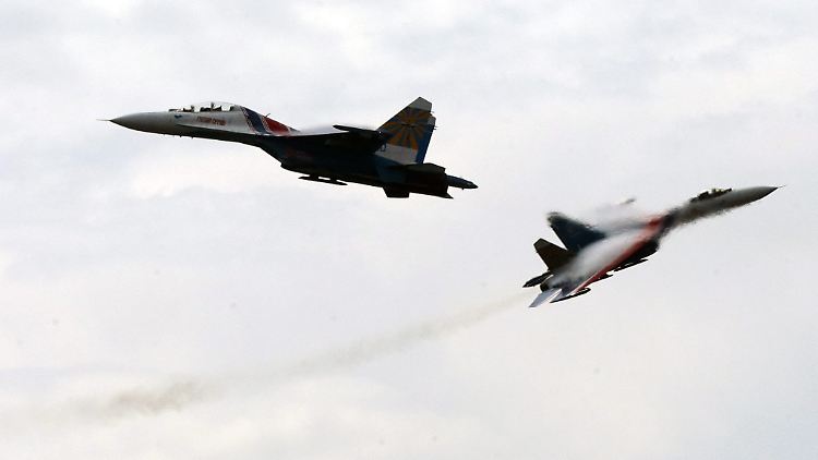 Russische SU-27 Kampfflugzeuge bei einer Militärmesse in Sankt Petersburg im Juli 2013.