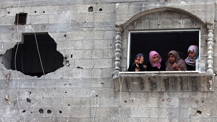 Palästinensische Frauen nach dem Beschuss durch die israelische Armee im Schati-Flüchtlingslager im Westen des Gazastreifens.