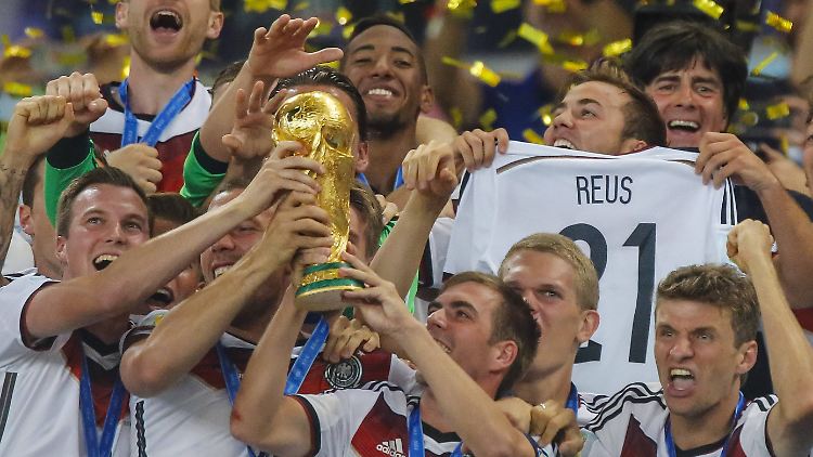 Bei der WM-Siegerehrung grüßte Götze seinen verletzten Kumpel Reus mit einer feinen Geste.