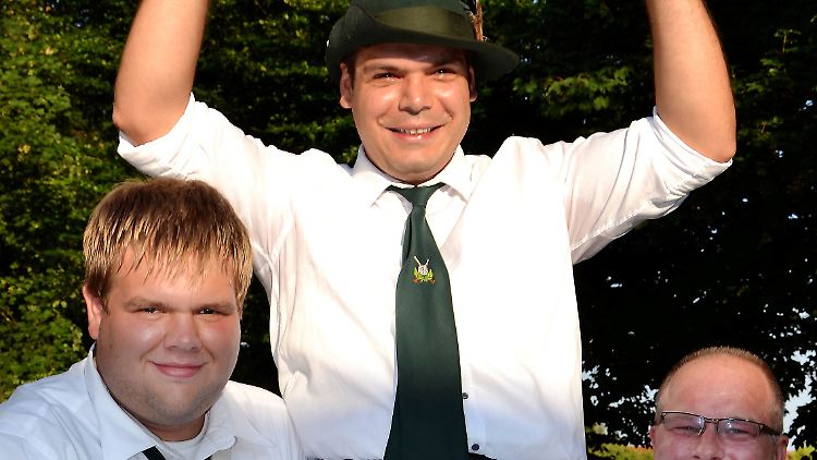 Mithat Gedik (M) hat beim Schützenfest im westfälischen Werl-Sönnern den Vogel abgeschossen und wird von seinen Schützenbrüdern gefeiert. Weil er Muslim ist, soll der Schützenkönig seinen Titel zurückgeben. 