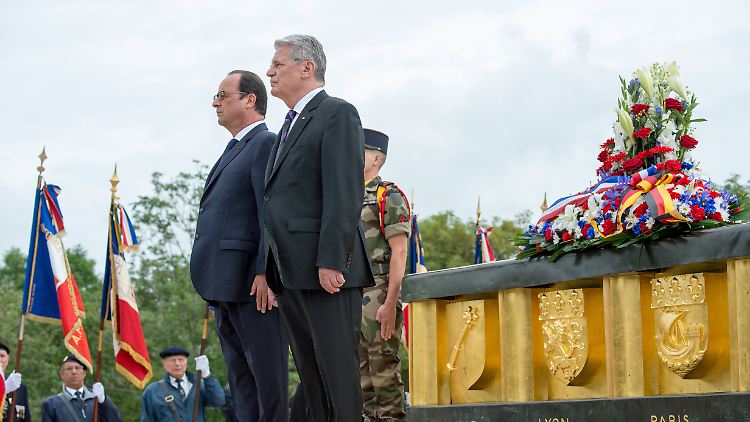 Francois Hollande und Joachim Gauck legen einen Kranz in der Gedenkstätte Hartmannsweilerkopf im Elsass nieder.