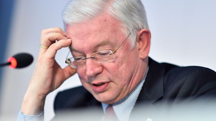 Für den von ihm geplanten Stellenabbau wurde Roland Koch von der Gewerkschaft hart kritisiert.
